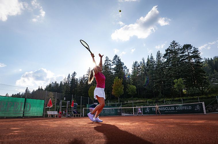 tennis-in-seefeld-aussenanlage-doppel-frau-schlaeft-auf-aufnahme-gegen-die-sonne-2