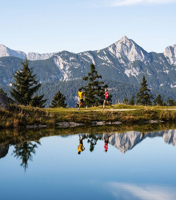 trailrunning-in-der-region-seefeld-laeufer-und-laeuferin-am-kaltwassersee-spiegelung-querformat-1