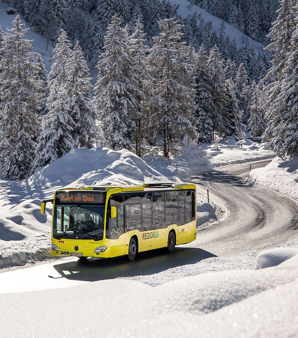 vvt-skibus-auf-kurviger-strasse-1