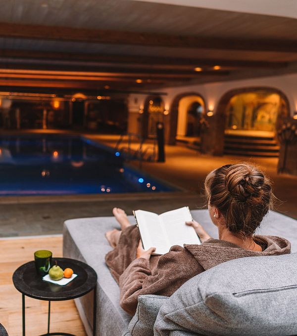 wellness-im-hotel-klosterbraeu-in-seefeld-relaxen-am-pool-8