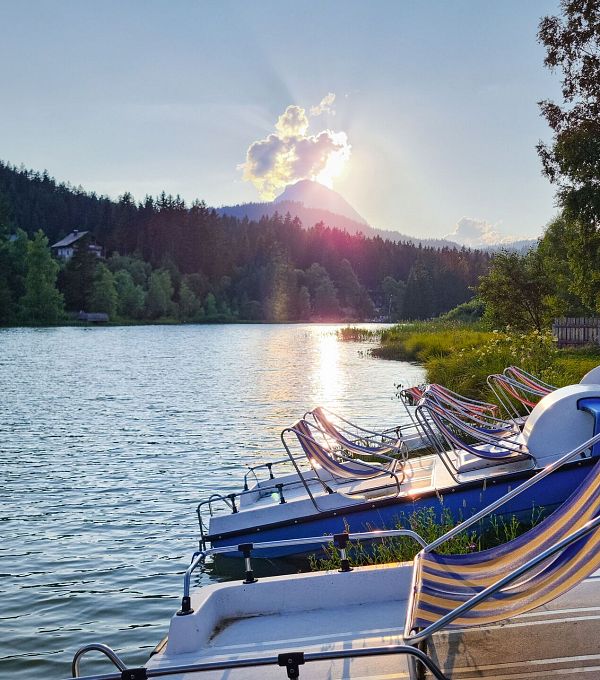 wildsee-bei-sonnenuntergangsstimmung-blick-auf-hohe-munde-mit-tretbooten-1