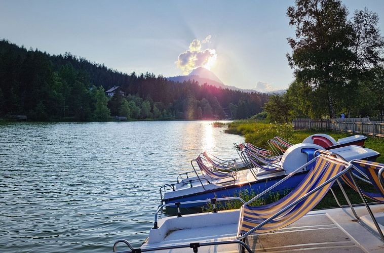 wildsee-bei-sonnenuntergangsstimmung-blick-auf-hohe-munde-mit-tretbooten