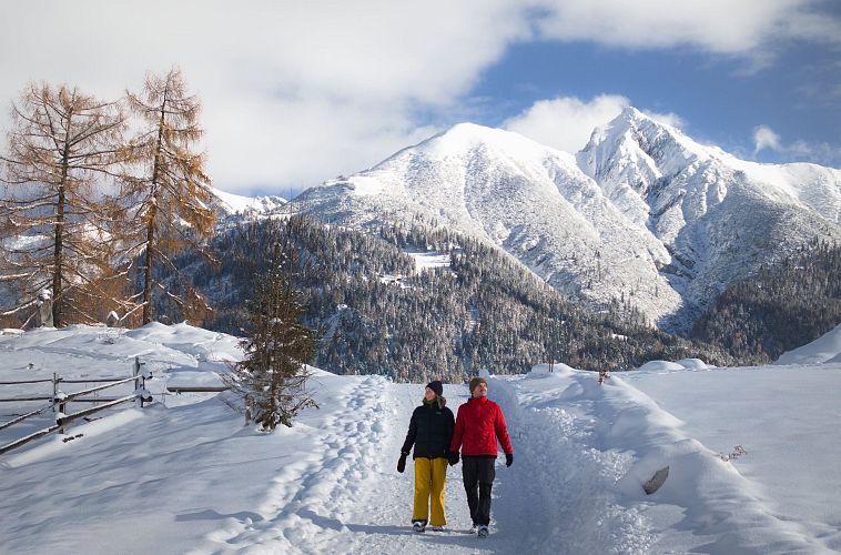 winterwandern-paar-laeuft-auf-weg-mit-seefelder-spitze-im-hintergrund-4