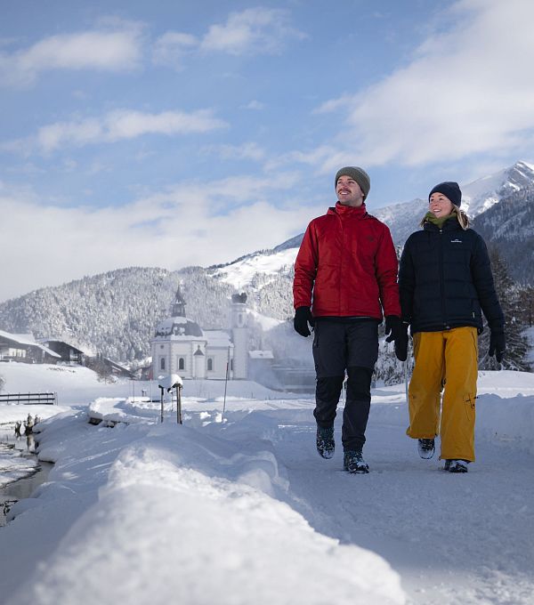 winterwandern-paar-seefeld-moeserer-tal-paar-laeuft-vor-seekirchel-1-10