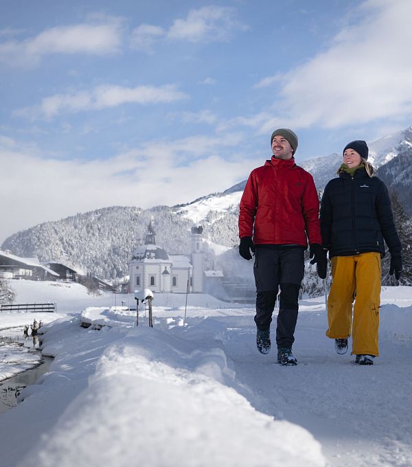 winterwandern-paar-seefeld-moeserer-tal-paar-laeuft-vor-seekirchel-1-6