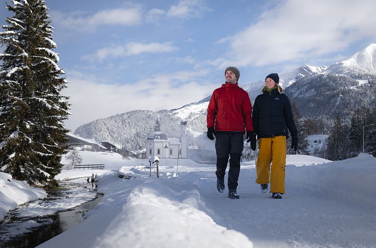 winterwandern-paar-seefeld-moeserer-tal-paar-laeuft-vor-seekirchel-2