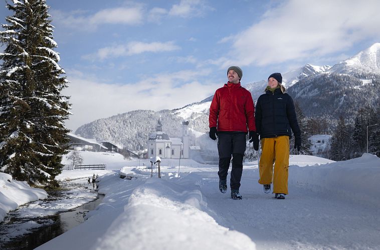 winterwandern-paar-seefeld-moeserer-tal-paar-laeuft-vor-seekirchel