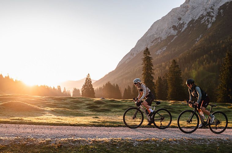 zwei-gravelbikerinnen-im-wiegetritt-auf-dem-weg-zur-gaistalalm-2