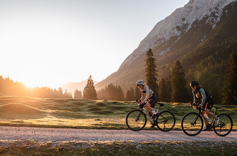 zwei-gravelbikerinnen-im-wiegetritt-auf-dem-weg-zur-gaistalalm