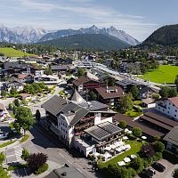 drohnenaufnahme-hotel-bergland