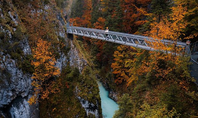 herbst-in-der-leutascher-geisterklamm-klamm-und-stahlbruecke-leutasch-edit-1