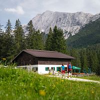 wanderung-im-gaistal-im-sommer-paar-laeuft-auf-tillfussalm-zu-2