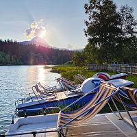 wildsee-bei-sonnenuntergangsstimmung-blick-auf-hohe-munde-mit-tretbooten-6